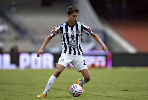 Đứng thứ hai trong danh sách các cầu thủ có tốc độ rê bóng nhanh nhất thế giới là cái tên khá xa lạ:Juergen Damm (Pachuca). Anh có tốc độ rê bóng là 35,23 km/h.