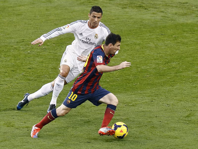 Messi (Barcelona) nổi tiếng với những pha rê bóng kĩ thuật. Tốc độ rê bóng của cầu thủ này đạt 32,5 km/h.