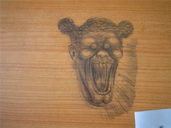 Nhân vật hoạt hình "Gã Shrek" được thể hiện bằng bút chì.