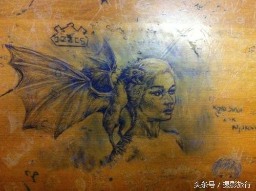 Nhìn lại những chiếc bàn đầy vết mực với những tác phẩm nghệ thuật, ai cũng sẽ nhớ về một thời đi học "oanh liệt" ấy.