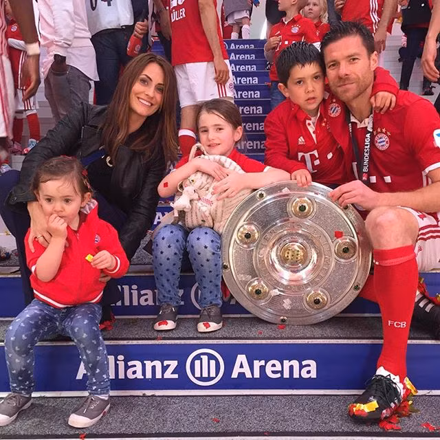 Đại gia đình Nagore Aranburu ăn mừng chức vô địch Bundesliga vừa qua của Xabi Alonso.