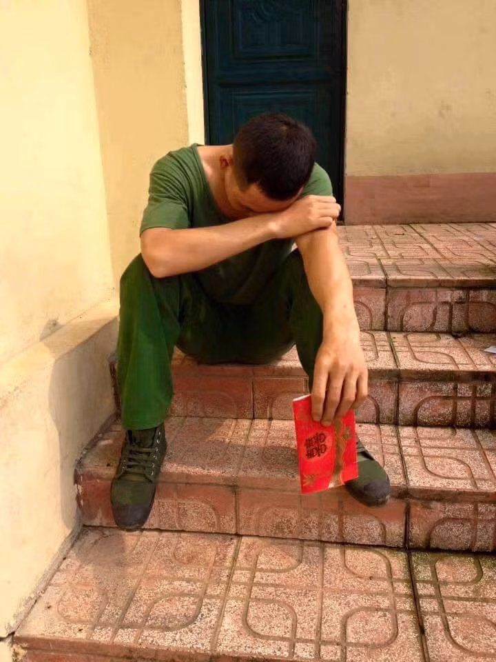 Thất vọng, căm phẫn và bị lừa dối nhưng các chàng lính nghĩa vụ phải nén thương đau và tiếp tục tập luyện và đào tạo.