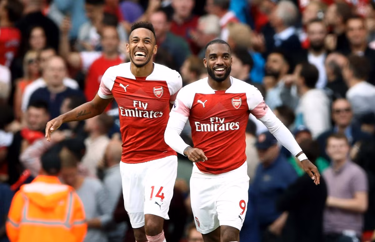 Pierre-Emerick Aubameyang và Alexandre Lacazette sẽ chia tay Arsenal nếu HLV Unai Emery vẫn tại vị. Theo thông tin từ Daily Mail, nếu như HLV Unai Emery tiếp tục nắm quyền ở Arsenal trong mùa giải mới thì 2 tiền đạo Aubameyang và Lacazette sẽ rời đội bóng này.