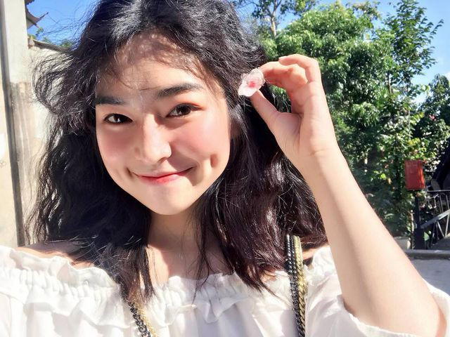 Cũng nhờ nụ cười thêm má lúm đồng tiền mà cô bạn có tên Đỗ Khánh Vân (24 tuổi) đến từ Đắk Lắk khiến CĐM phải nghiêng ngả vì mình và gọi bằng cái tên thân thương "hot girl má lúm".