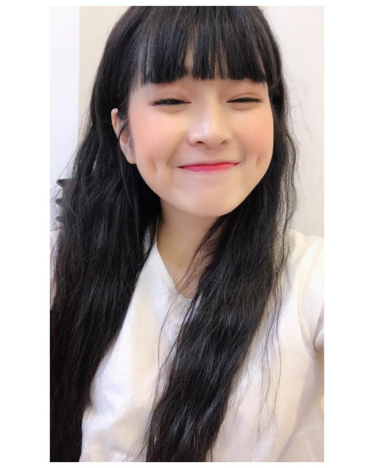  Hot girl phố núi thường xuyên xuất hiện trên các diễn đàn chia sẻ về các gương mặt "trai xinh gái đẹp" hiện nay và không ít các nhãn hàng thời trang đã tìm đến cô bạn để "chọn mặt gửi vàng" cho các sản phẩm của mình.