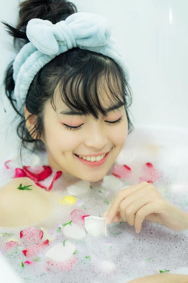 Khánh Vân từng được CĐM biết đến qua bức ảnh chụp áo dài khi còn ngồi trên ghế nhà trường. Cô bạn gây chú ý vì có gương mặt bầu bĩnh, nụ cười tươi, đôi má lúm đáng yêu.