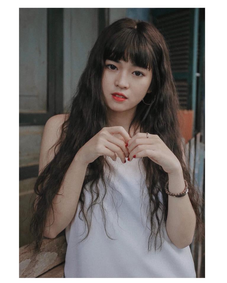 Khánh Vân cũng từng được truyền thông Trung Quốc hết lời ca ngợi về vẻ đẹp trong sáng, dễ thương với đôi má lúm sâu là điểm nhấn khiến bất cứ ai gặp đều ấn tượng vì quá duyên.