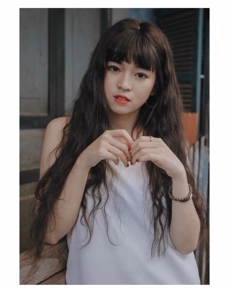 Khánh Vân cũng từng được truyền thông Trung Quốc hết lời ca ngợi về vẻ đẹp trong sáng, dễ thương với đôi má lúm sâu là điểm nhấn khiến bất cứ ai gặp đều ấn tượng vì quá duyên.