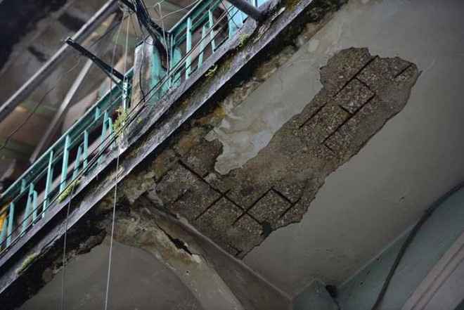 Sau khi có thông báo từ UBND thành phố về việc di dời khẩn cấp, các hộ dân chung cư 440 Trần Hưng Đạo vô cùng lo lắng về mức độ an toàn. Tuy nhiên, họ cho biết chưa thể di dời bởi chưa được thỏa thuận về mức đền bù giải tỏa. Đại diện 32 hộ dân cũng nhiều lần họp bàn với chính quyền nhưng chưa tìm ra được phương án phù hợp để ra quyết định di dời. Chưa kể các hộ dân tại đây hầu hết là dân lao động nghèo, chủ yếu làm nghề kinh doanh, buôn bán nên lo lắng khi qua chỗ ở mới không đủ tiền thuê nhà.