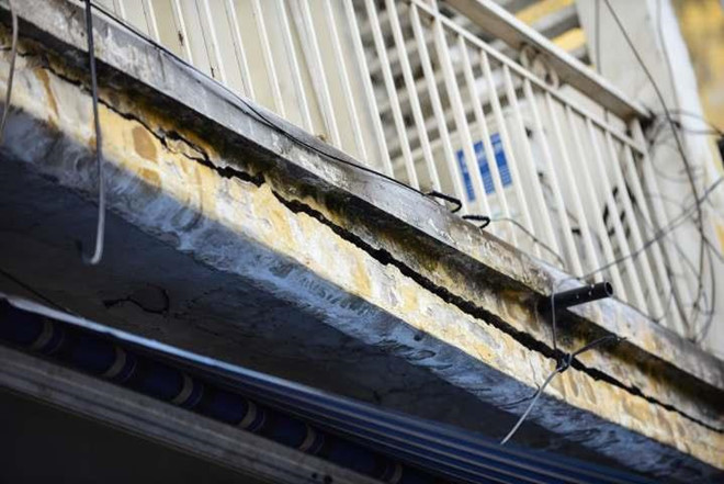 Một người phụ nữ sống tại căn hộ số 440/15 (tên thường gọi là dì Năm) làm nghề bán ốc ngay trước cổng chung cư cho biết hiện tại gia đình không đủ tiền để dời qua chỗ ở mới. Biết là nguy hiểm nhưng vẫn sống tiếp để chờ một quyết định hợp lý từ chính quyền thành phố. Dì Năm còn lo lắng khi dời đi sẽ không có chỗ buôn bán, không có chi phí trang trải cuộc sống.