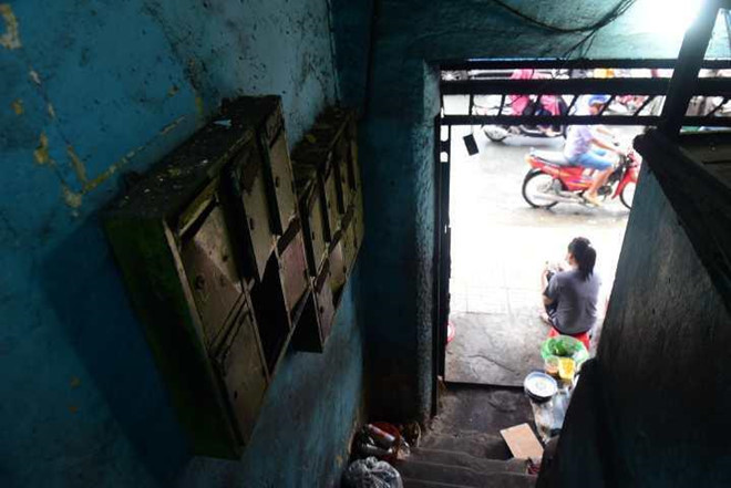 Bên dưới chung cư, một số hộ dân tận dụng mặt tiền để kinh doanh quá ăn, shop thời trang, cho thuê mặt bằng quán trà sữa. Phía bên trong, các hạng mục sử dụng chung như cầu thang, trần nhà đều đã nứt toác, nhiều mảng bê tông, tường gạch bong tróc ra vô cùng nguy hiểm. Theo Sở Xây dựng TP HCM, chung cư 440 Trần Hưng Đạo được xây dựng trước năm 1975, có quy mô gồm trệt, lửng, 2 lầu, sân thượng, mái bê tông cốt thép.