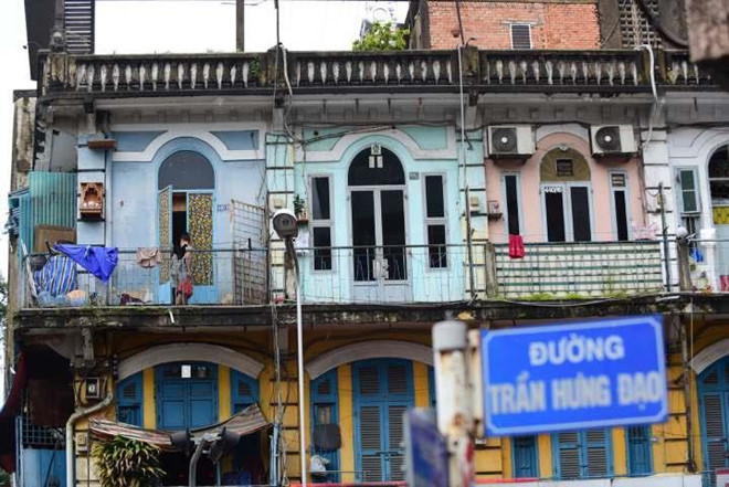 Về phương án giải quyết chỗ ở, UBND TP ra quyết định để 32 hộ dân dời đến sống tạm cư tại quỹ nhà 23 căn hộ tại cao ốc An Phú (số 961, đường Hậu Giang, quận 6) để cơ quan chức năng tháo dỡ, chờ thời gian sửa chữa. Tuy nhiên, do người dân chưa đồng tình với cách giải quyết này của chính quyền nên vẫn bám trụ bất chấp nguy hiểm.