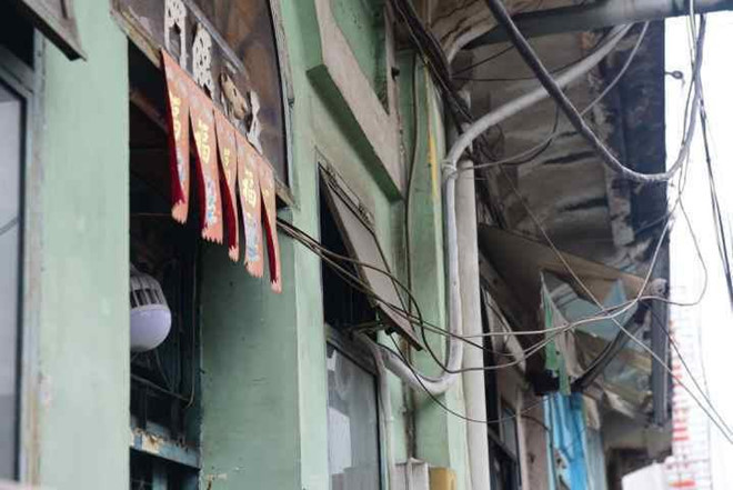 “Chung cư cũ lắm rồi, sắp sập đến nơi rồi nhưng giờ muốn đi cũng phải có tiền mới đi được. Chứ kêu chúng tôi dời qua chỗ mới không có tiền, chỗ buôn bán cũng không có nốt thì lấy gì mà sống qua ngày”, dì thở dài. Chung cư 44 năm tuổi này có nhiều hạng mục đã xuống cấp trầm trọng. Mặc dù tọa lạc ở vị trí khá đắt đỏ ngay góc ngã tư Châu Văn Liêm và Trần Hưng Đạo nhưng mặt tiền của chung cư rất cũ kỹ, mục nát.