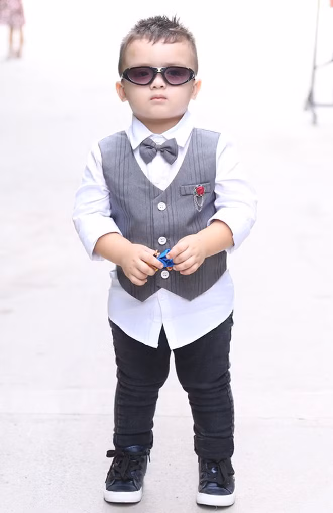 Xuất hiện trong gameshow truyền hình "Cố lên con yêu", Maximilian Vạn Herzog vào vai trò người chơi và thể cậu bé lai 2 dòng máu Việt - Đức đã thể hiện sự lanh lợi, thông minh khi vượt qua các chướng ngại vật và thử thách ngon ơ.