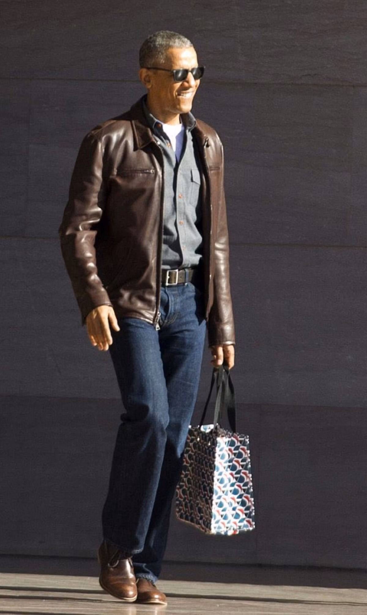 Hình ảnh mới đây nhất của bác Obama trong diện mạo trẻ trung, năng động được chia sẻ đã làm các cô gái trẻ phải phát cuồng. Đã quá quen với hình ảnh ông xuất hiện trong các bộ vest lịch lãm rồi, giờ lại thay đổi 180 độ thế này thì ai mà chẳng phải bất ngờ.