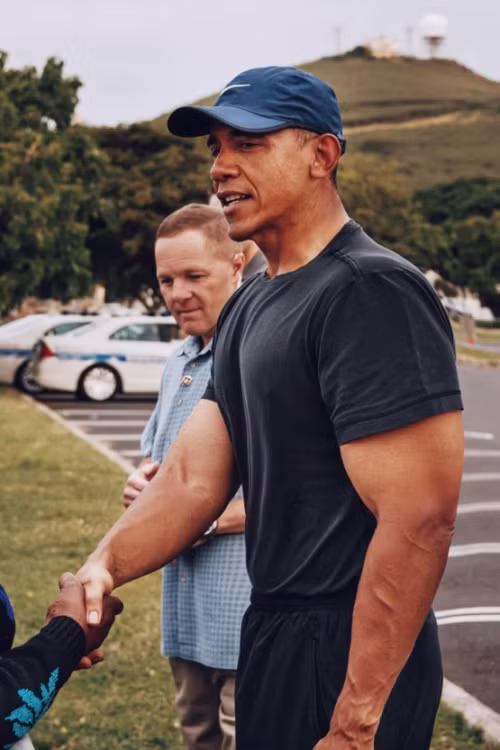 Mới đây, hình ảnh cựu Tổng thống Mỹ – Barack Obama xuất hiện với chiếc áo cộc, mũ lưỡi trai đã nhanh chóng thu hút sự chú ý.