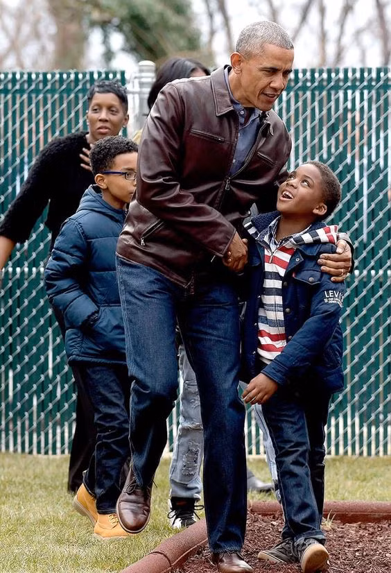 Ngay sau khi hình ảnh này chia sẻ đã nhận được "bão like" từ phía dân mạng Việt. Hầu hết mọi người thể hiện sự ngạc nhiên và dành lời khen cho sự thay đổi quá lớn này của cựu Tổng thống.