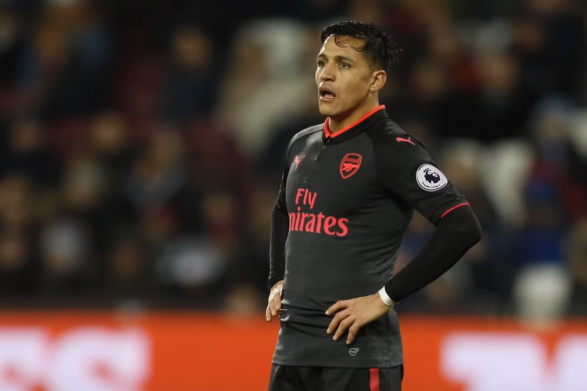 Theo báo chí Anh, một CLB Trung Quốc muốn có Alexis Sanchez ngay trong tháng Giêng tới với lương 400.000 bảng mỗi tuần.