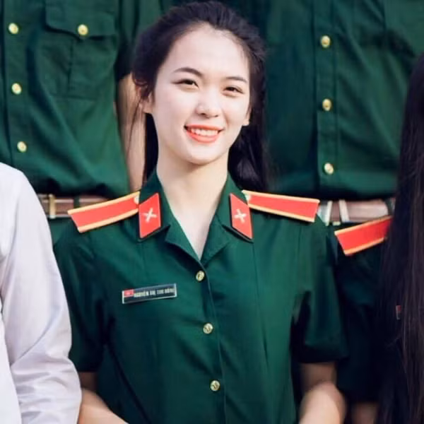 Cô giáo dạy môn Giáo dục quốc phòng được nhắc tới đó là Nguyễn Thị Thu Hồng sinh năm 1995 từng tốt nghiệp ĐH Sư phạm, ngành Giáo dục quốc phòng và hiện đang công tác tại trường Trung cấp Sài Gòn.