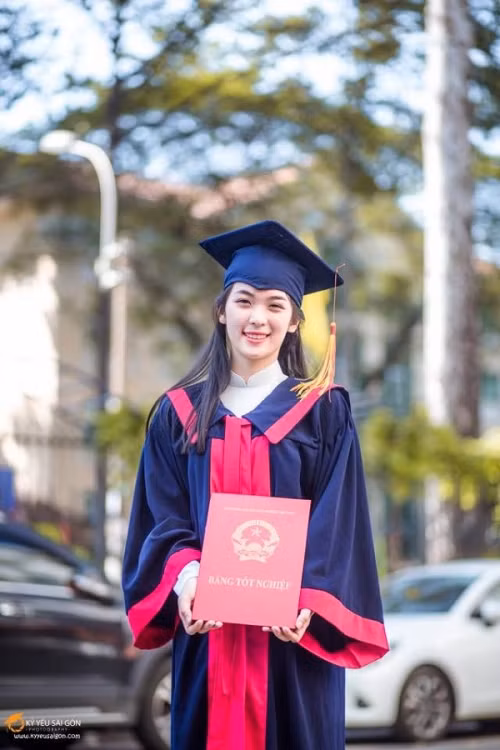 Theo nhận xét của các học sinh từng được cô Thu Hồng giảng dạy, cô giáo Quốc phòng này luôn rất thu hút khi sở hữu nhan sắc quá xinh đẹp. Thêm vào đó, cô giáo còn là người rất vui tính, luôn tận tình hướng dẫn học sinh.