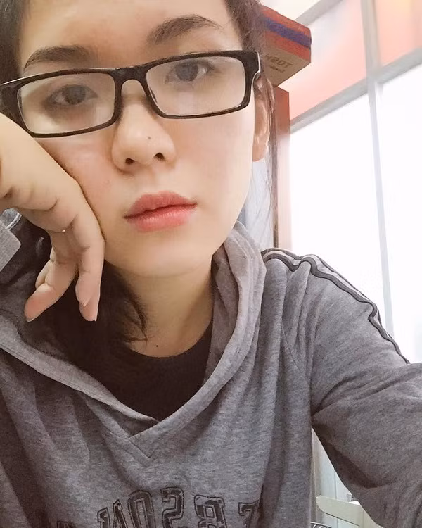 Thời đại học, cô giáo Thu Hồng là thành viên trong đội văn nghệ của khoa và trường. Cô thường tham gia các chương trình thi hát, văn nghệ giữa các khoa, các chương trình tổ chức ở Nhà văn hóa thanh niên. Các giải thưởng văn nghệ cô Hồng đều đã sưu tập đủ Nhất, Nhì, Ba...