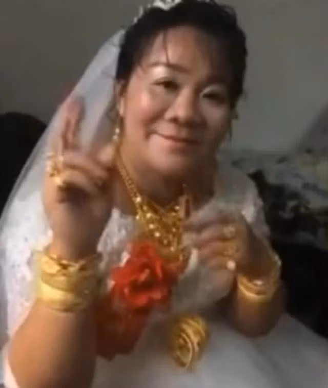 Mới đây, trên MXH các dân mạng đã chia sẻ những bức ảnh cô dâu có thân hình mũm mĩm, khuôn mặt dù kém sắc nhưng lại khiến dân tình không thể rời mắt với số lượng trang sức bằng vàng đeo trên người.