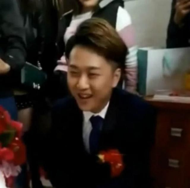 Hơn nữa, so về tuổi tác có lẽ chú rể cũng ít hơn cô dâu kha khá tuổi.