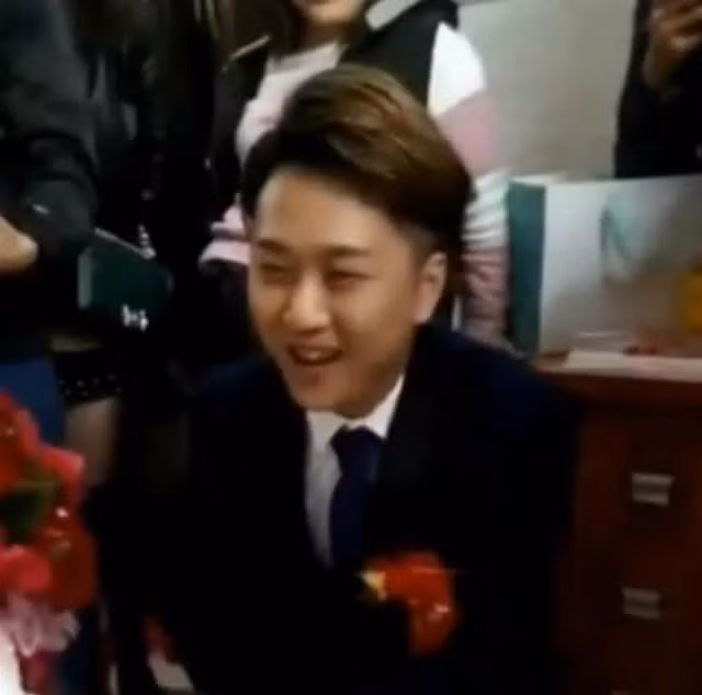 Hơn nữa, so về tuổi tác có lẽ chú rể cũng ít hơn cô dâu kha khá tuổi.