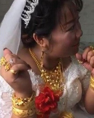 Theo thông tin chưa được kiểm chứng mà dân mạng tung ra, chú rể kém cô dâu tới 15 tuổi. Thời điểm cưới nhau chú rể mới 23 còn cô dâu 38 tuổi và tân nương đã trải qua 1 cuộc hôn nhân đổ vỡ.