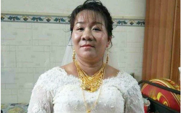 Hình ảnh cô dâu được ba mẹ trao quà hồi môn "khủng" hay đeo vàng trĩu cổ đã không còn là hình ảnh hiếm gặp. Thế nhưng, mỗi khi xuất hiện các cô dâu đeo vàng kín người đều khiến dân mạng xôn xao bàn tán.