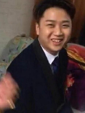 Theo bức ảnh được đăng tải, trái ngược với cô dâu có ngoại hình mũm mĩm, làn da ngăm và khuôn mặt kém sắc, có vẻ hơi già thì chú rể lại có ngoại hình bảnh bao, đẹp trai và thư sinh.