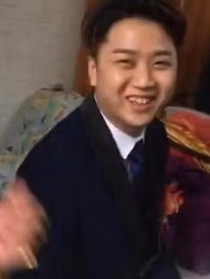 Theo bức ảnh được đăng tải, trái ngược với cô dâu có ngoại hình mũm mĩm, làn da ngăm và khuôn mặt kém sắc, có vẻ hơi già thì chú rể lại có ngoại hình bảnh bao, đẹp trai và thư sinh.