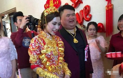 Trước đó, CĐM đã chứng kiến rất nhiều các đám cưới và cô dâu không trở thành tâm điểm mà thay vào đó là số nữ trang được đeo lên người.