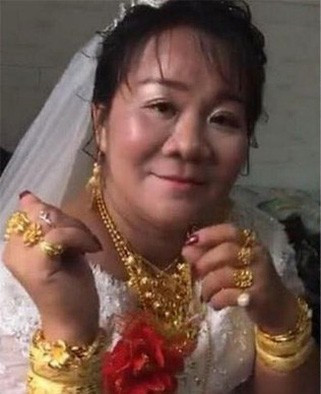 Trước gia thế (được đồn đoán) cũng thuộc hàng khá giả của nhà gái, nhiều người tò mò về chú rể "số hưởng" được làm chồng của cô dâu đeo vàng trĩu cổ.