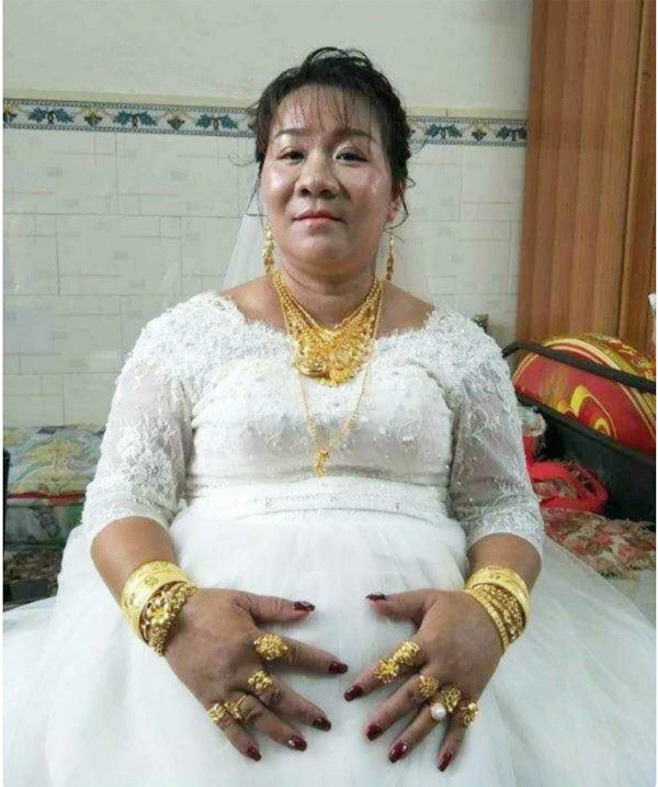 Tuy nhiên, ngay khi cô dâu đưa ra "của hồi môn" là một chiếc siêu xe Ferrari cùng nhiều bất động sản trị giá và tiền mặt thì bố mẹ chú rể đã chấp thuận cho đám cưới "khập khiễng" này diễn ra.