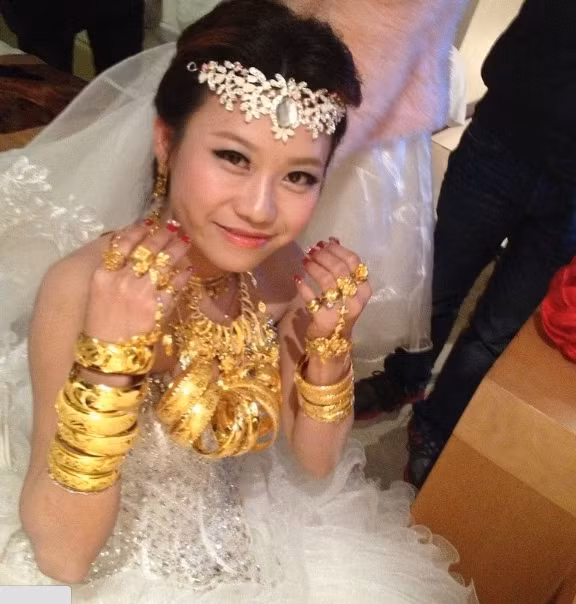 Những đám cưới theo dạng này, các cô dâu thường đeo đầy vàng trên người và khiến nhiều người phát hoảng.