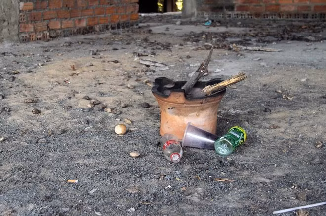 Bên trong các phòng, có nhiều người vô gia cư, đặc biệt là người nghiện hút đến sinh sống. Rác thải và các vật dụng được ném lại nằm ngổn ngang. "Khu nhà thực sự là nỗi ám ảnh với người dân địa phương. Bởi nhiều năm nay, nơi đây đã trở thành tụ điểm của tội phạm trộm cướp hay những người nghiện ma túy", anh Hưng, nhà ở xã Đại Lãnh, nói.