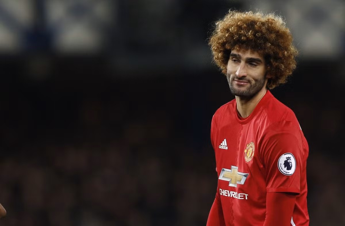 Tờ L’Equipe đưa tin PSG và Monaco đều muốn đưa Fellaini về Pháp.