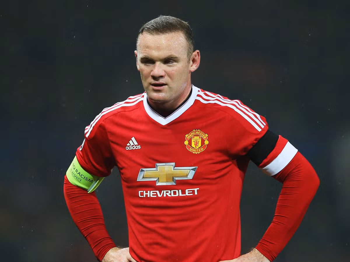 Tuy nhiên, tiền đạo 30 tuổi này vẫn kiên quyết từ chối và ở lại cống hiến cho Quỷ đỏ.