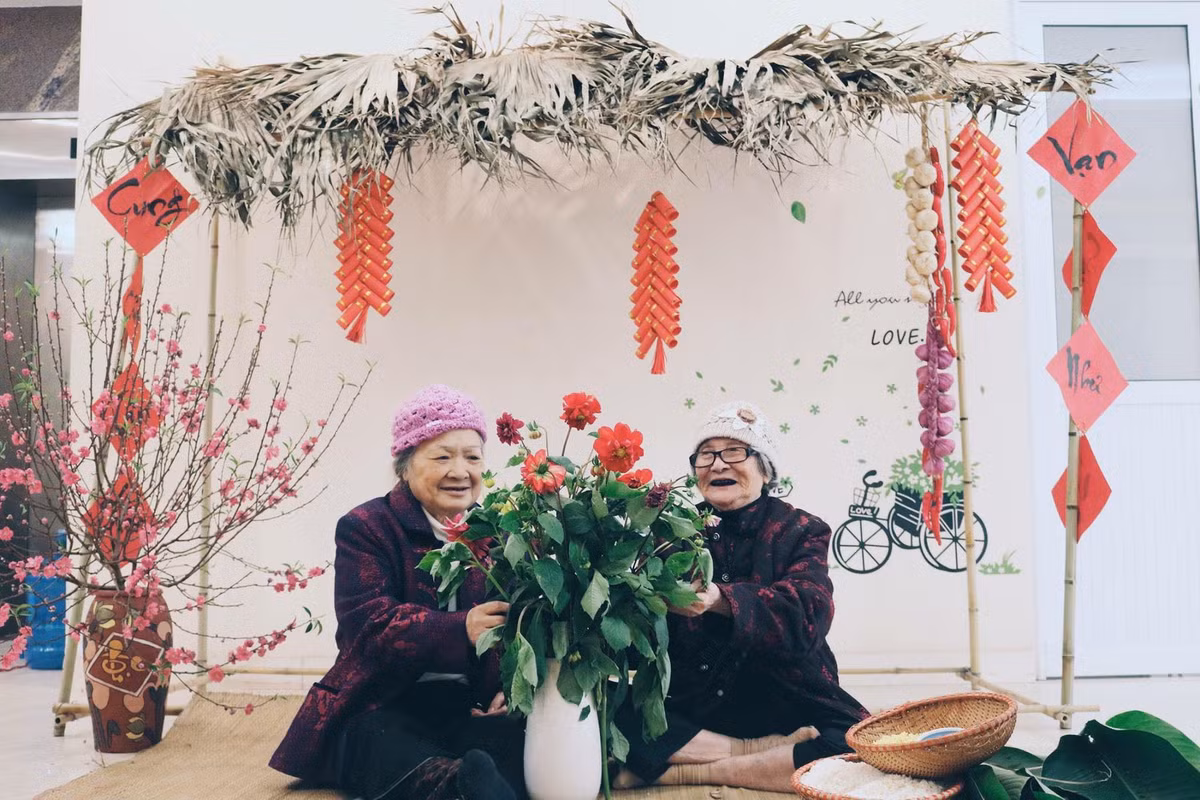 Điều đặc biệt, hình ảnh những cuộc vui ấy đều được vẽ trên một tấm bìa giấy. Các cụ ông cụ bà chui đầu vào vòng tròn được khoét sẵn trên tấm bìa và tưởng tượng như mình đang cùng nhau thư giãn.