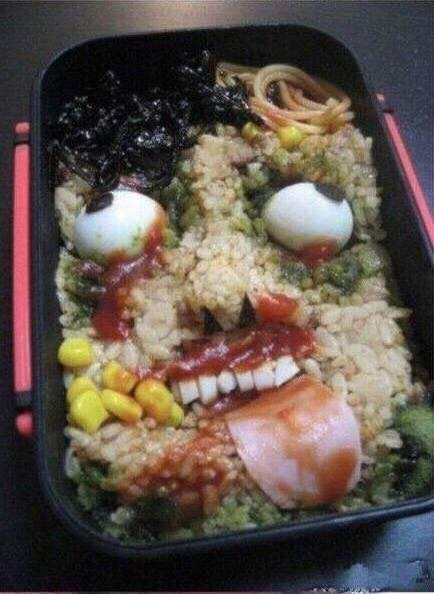 Tất quả những nguyên liệu làm nên hộp cơm kinh dị này đều có thể ăn được và chúng khá gần gũi như xúc xích, ngô hay thịt nguội.