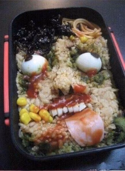 Tất quả những nguyên liệu làm nên hộp cơm kinh dị này đều có thể ăn được và chúng khá gần gũi như xúc xích, ngô hay thịt nguội.
