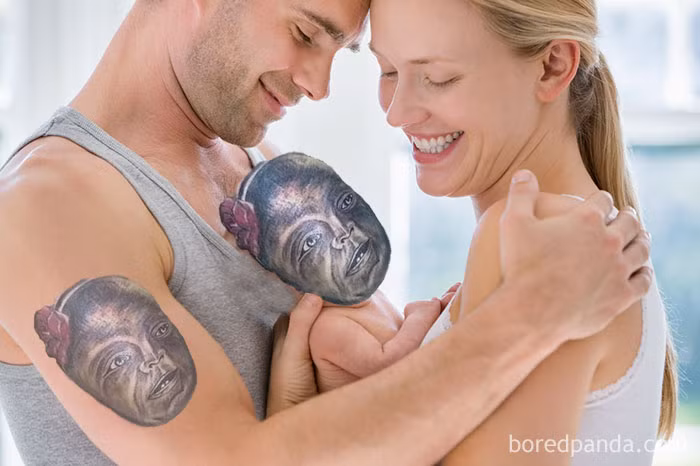 Nhóc tì này đã bị người cha của mình biến thành xấu xí khi xăm lên cánh tay.