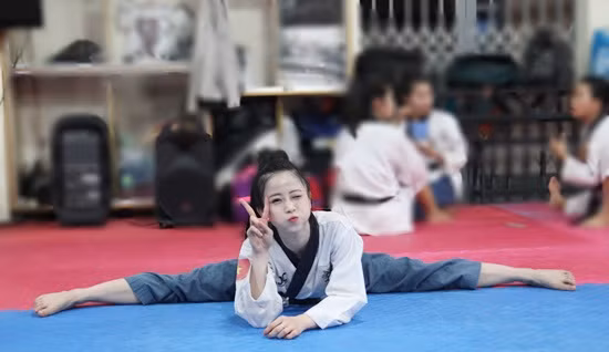 Được mệnh danh là Hoa khôi làng võ, Châu Tuyết Vân có thành tích đáng nể với thành tích 5 Huy chương vàng liên tiếp ở Giải vô địch thế giới và ở các giải châu Á.