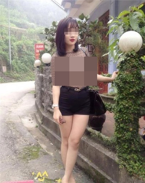 Chiếc áo ren xuyên thấu này cũng gây "nhức mắt" với không ít người