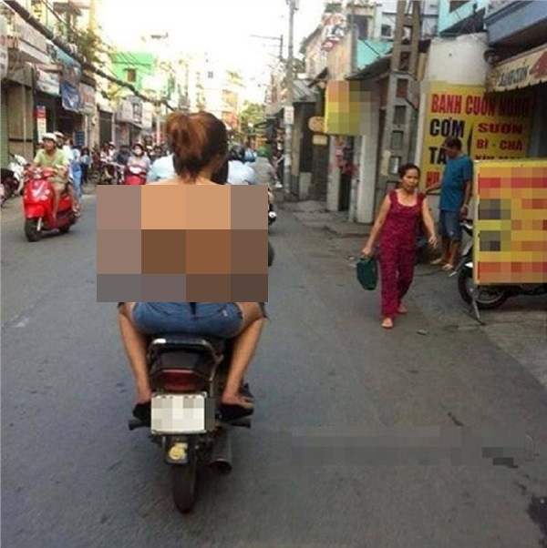 Mặc như không mặc ra ngoài đường là chủ đề từng được nhiều người bàn tán thời gian qua.