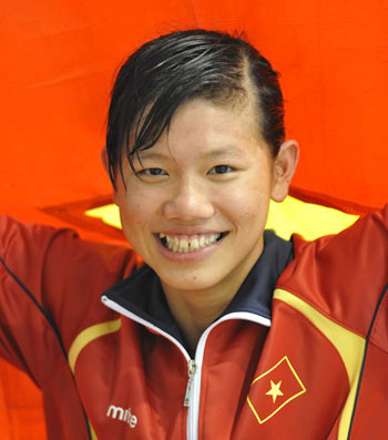 Nguyễn Thị Ánh Viên biết kiếm tiền từ khi còn nhỏ. Năm lên lớp 2, cô đã tự trồng đu đủ, nuôi gà cũng như hái ớt vào mùa hè để góp tiền mua sách vở, quần áo chuẩn bị cho năm học mới.