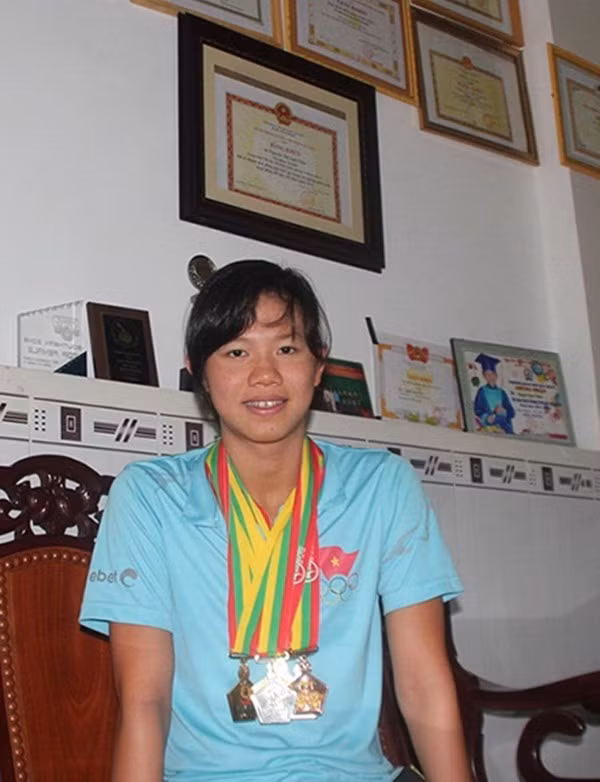 Ánh Viên giành huy chương đầu tiên khi mới 10 tuổi và tính đến nay con số đó đã lên hàng trăm, quá nửa trong đó là HCV. Tuy nhiên, cô không cho bố mẹ trưng bày huy chương ở nơi trang trọng vì thấy “ngại”. Mãi đến năm ngoái, bố của cô mới thiết kế một tủ riêng ở phòng khách để chứa chiến tích của cô vì sợ bị ẩm.