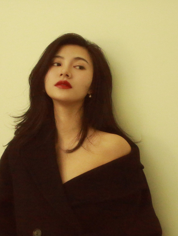 Dù chỉ cao tầm 1m61 nhưng Quân Quân vẫn gây ấn tượng với đôi chân thon dài đáng kinh ngạc trong những bức ảnh toàn thân của mình.