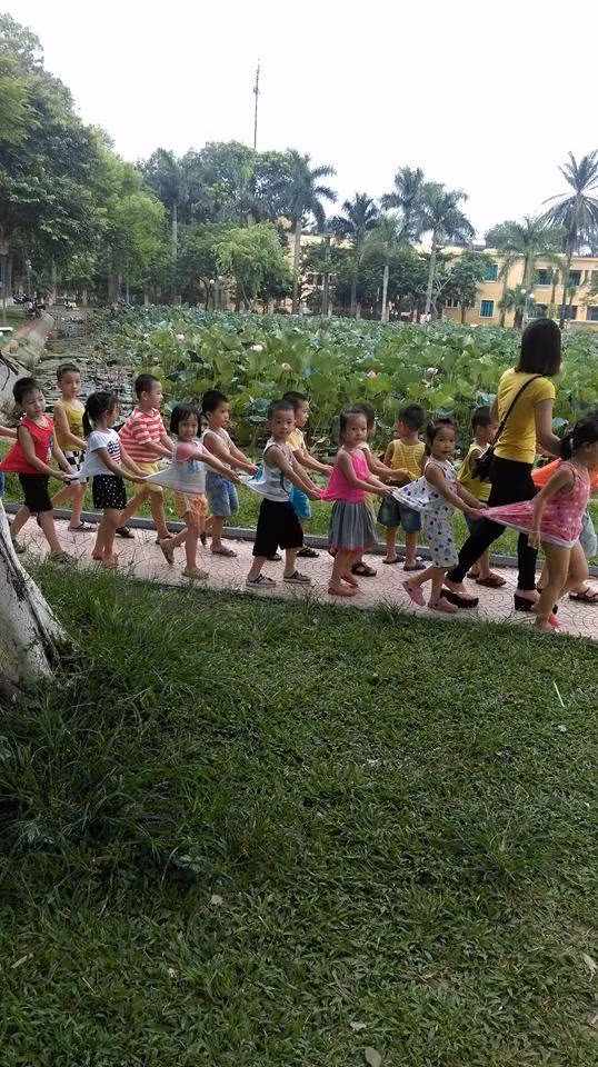 Bên cạnh bức ảnh được trang Beat đăng tải, rất nhiều dân mạng cũng chia sẻ những bức ảnh tạo thành đoàn tàu của con cháu họ khi đến trường, thậm chí còn có bạn giữ lại được bức ảnh của chính họ khi cùng các bạn ở lớp mẫu giáo tạo thành đoàn tàu khi đi thăm qua.